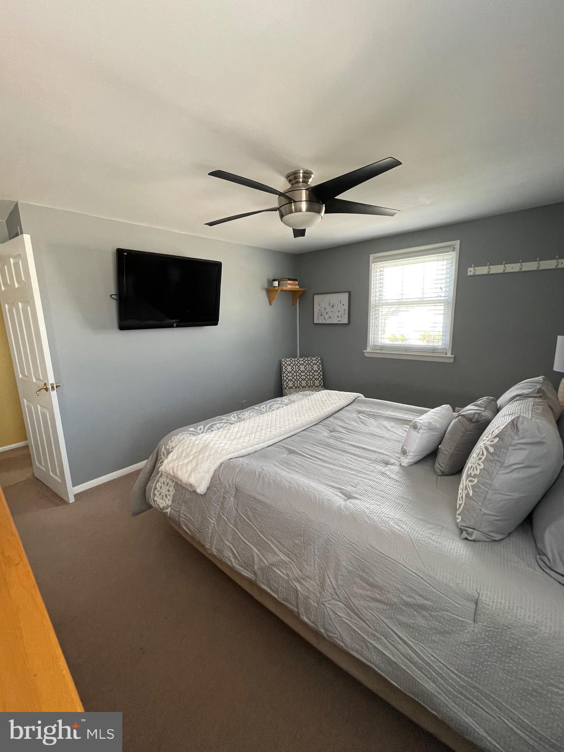 9721 Glenhope Road Philadelphia, PA 19115 - Photo 32 of 42 Middle bedroom