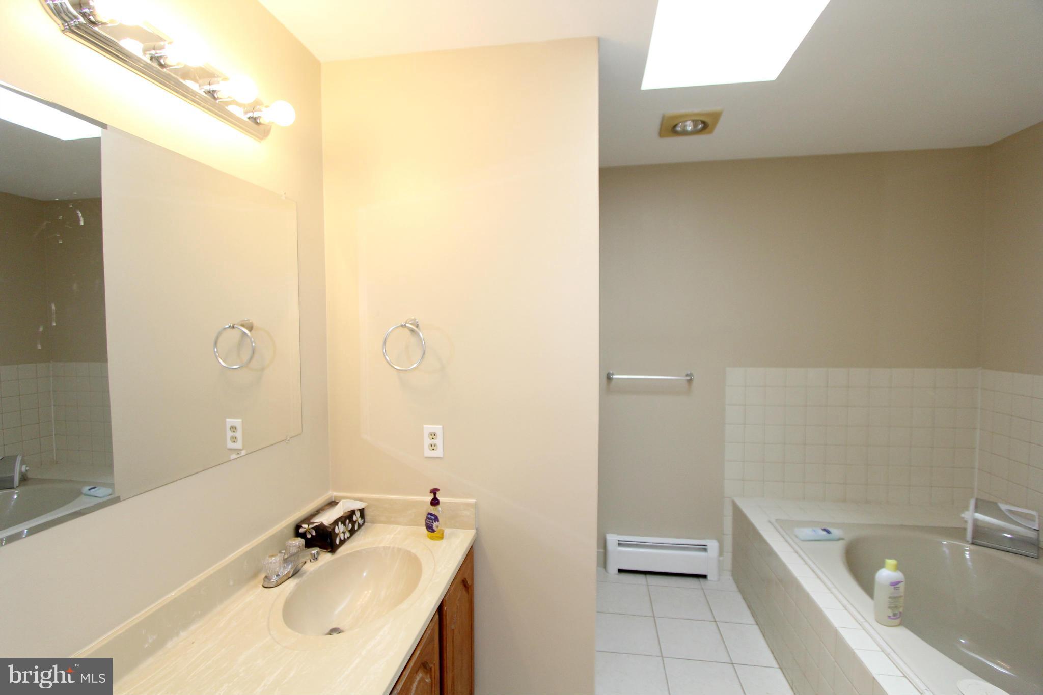 832 Walker Road Great Falls, VA 22066 - Photo 25 of 27 Hall Full Bathroom