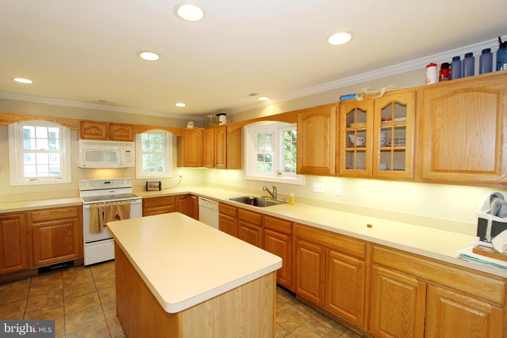 832 Walker Road Great Falls, VA 22066 - Photo 6 of 27 Kitchen 1