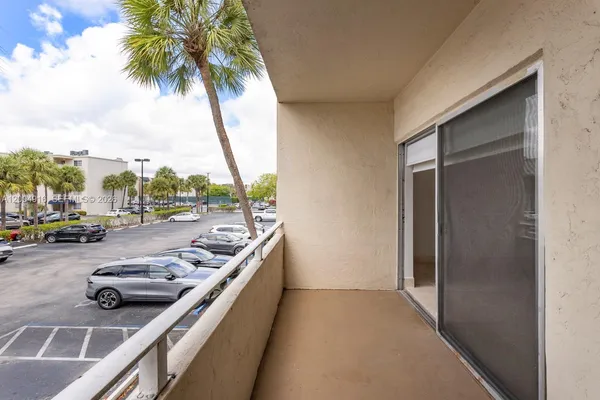 $2,350 | 7747 Southwest 86th Street, Unit D205, Miami, FL 33143