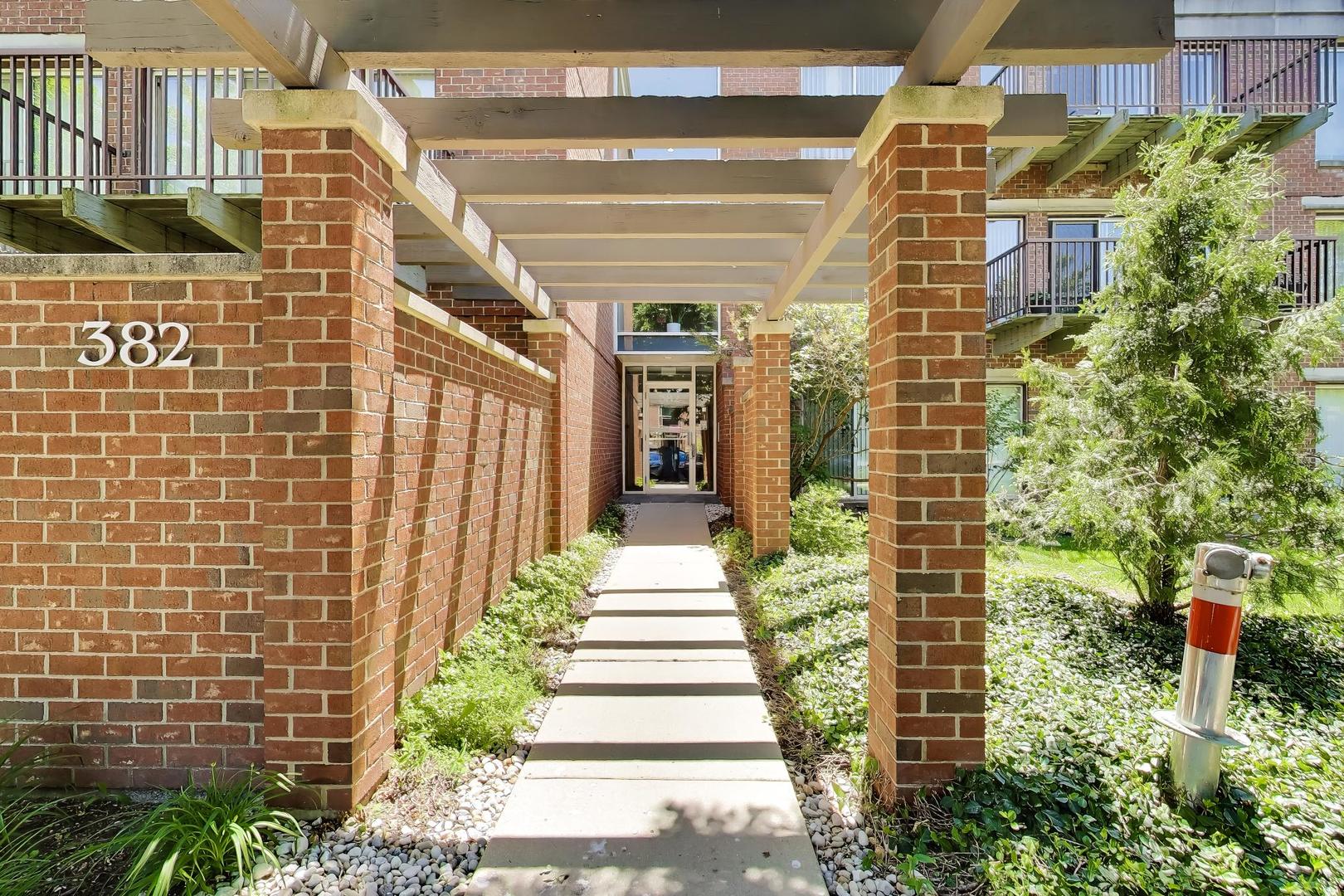 382 Kelburn Road, Unit 221 Deerfield, IL 60015 - Photo 2 of 9