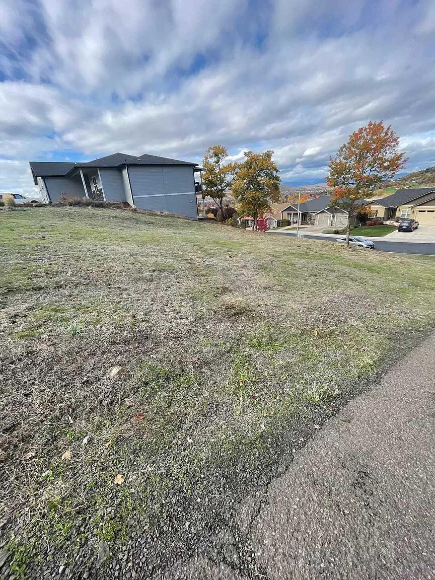 1324 Poppy Ridge Drive Eagle Point, OR 97524 - Photo 4 of 14 1324 Poppy Ridge Dr