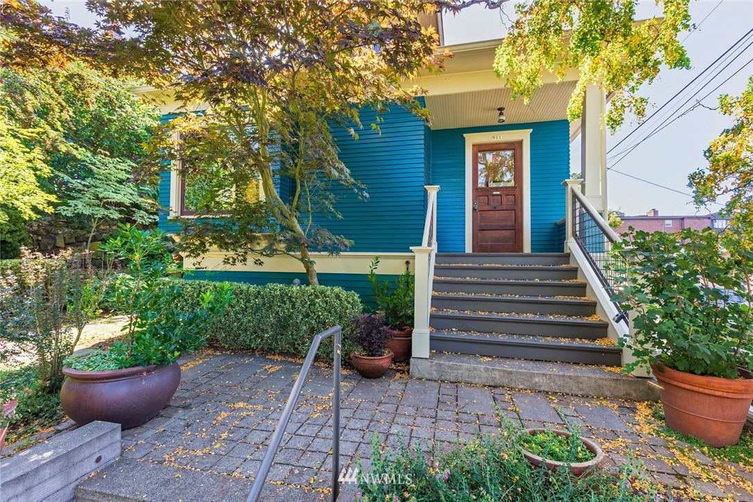 911 West Howe Street Seattle, WA 98119 - Photo 1 of 25 Gallery Image 1