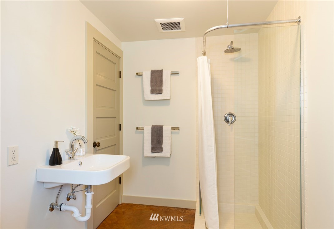 911 West Howe Street Seattle, WA 98119 - Photo 15 of 25 Gallery Image 15