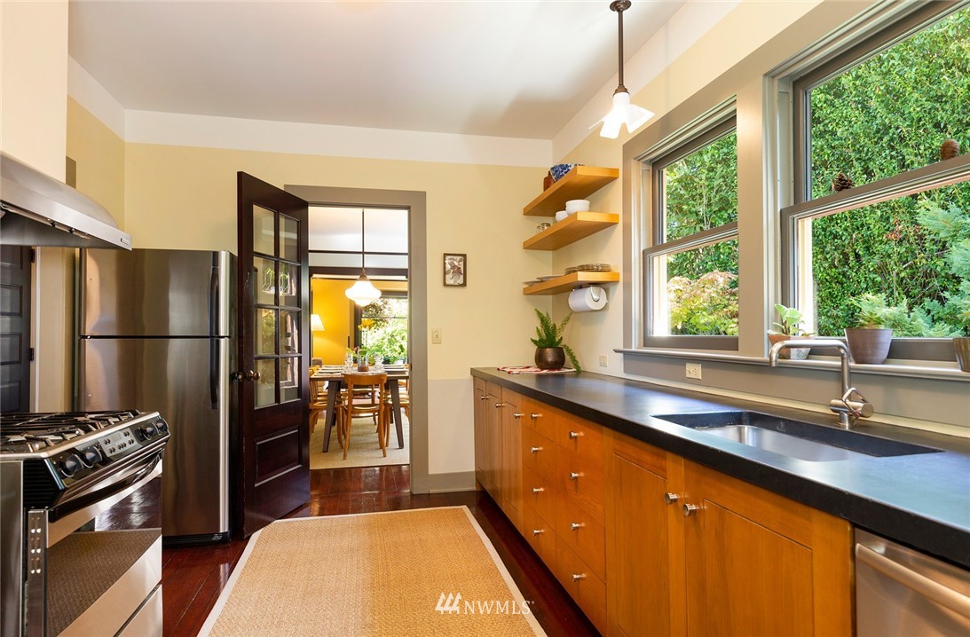 911 West Howe Street Seattle, WA 98119 - Photo 6 of 25 Gallery Image 6