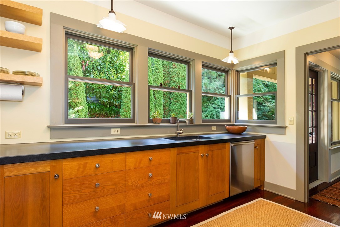911 West Howe Street Seattle, WA 98119 - Photo 7 of 25 Gallery Image 7