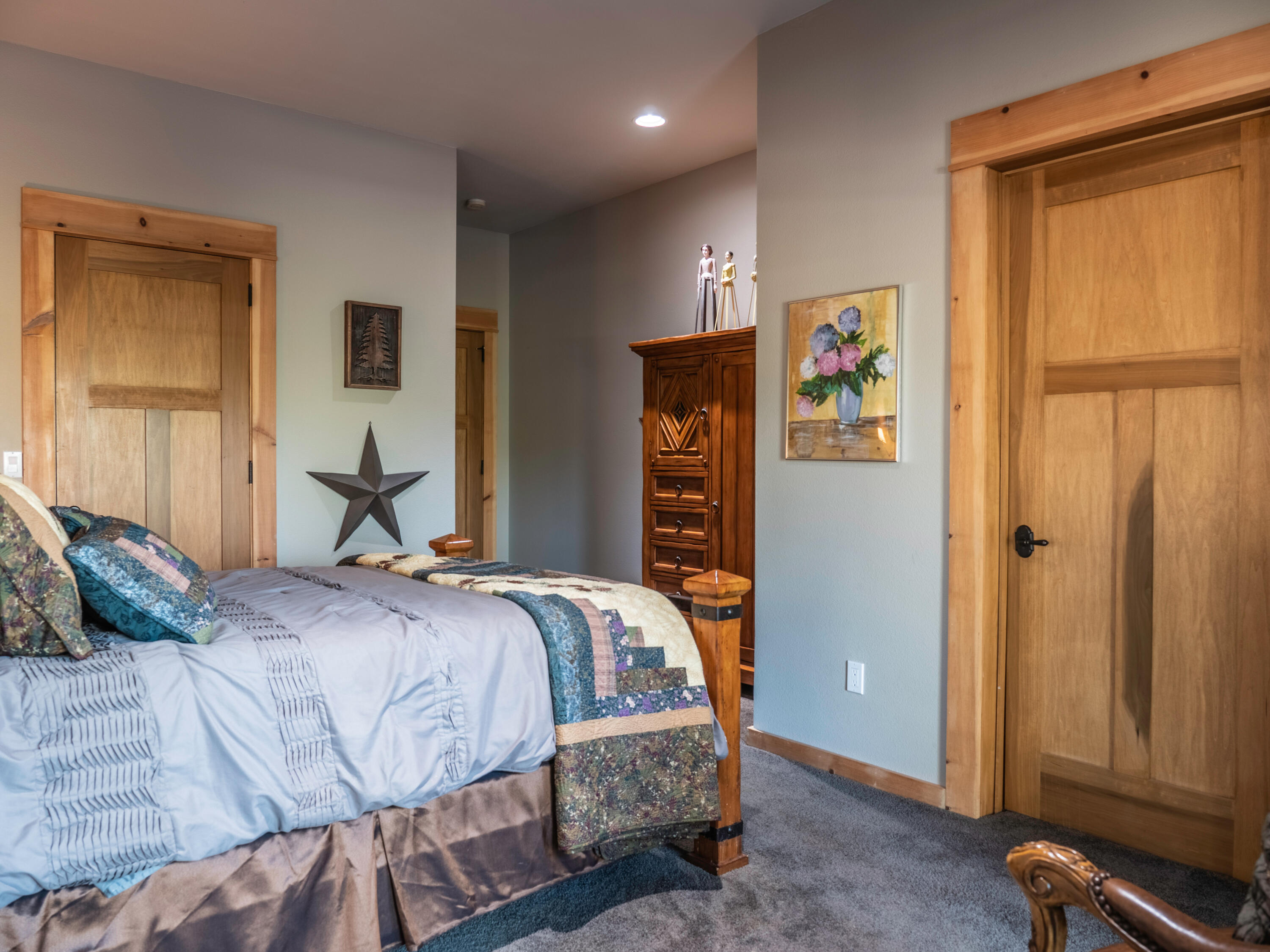 61072 Devils Ladder Road Mountain Center, CA 92561 - Photo 55 of 81 a bedroom with a bed and a dresser