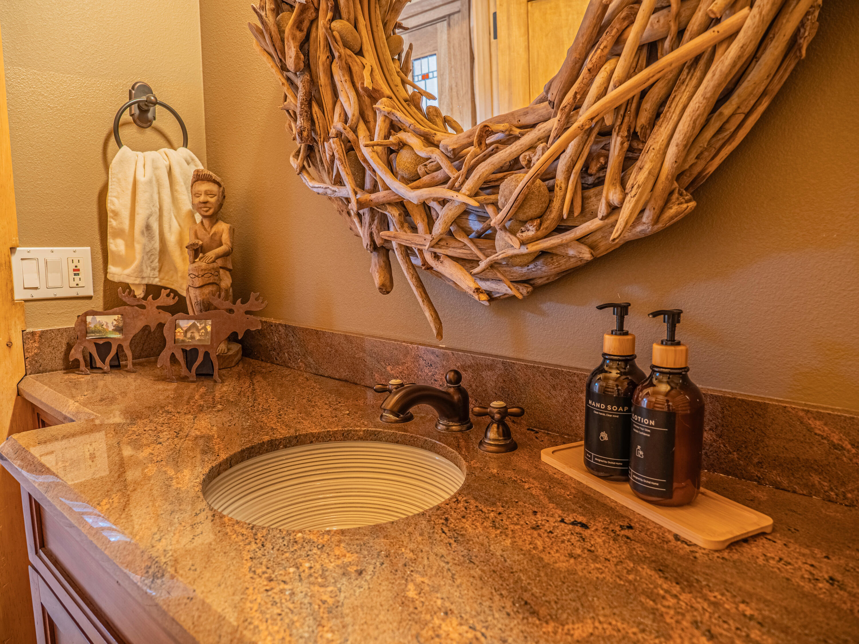 61072 Devils Ladder Road Mountain Center, CA 92561 - Photo 6 of 81 a room with gym equipment