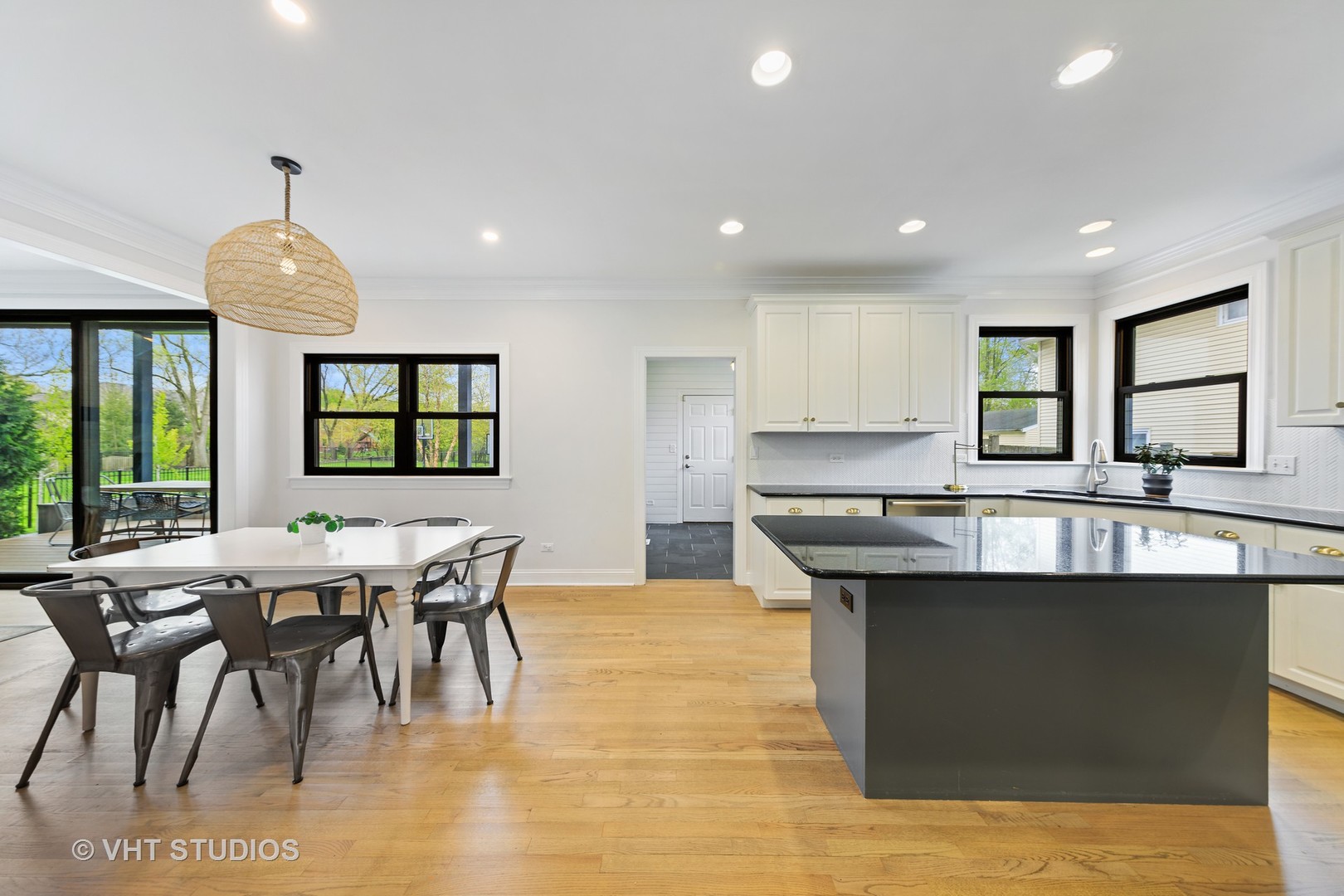 612 Pershing Avenue Wheaton, IL 60189 - Photo 5 of 41