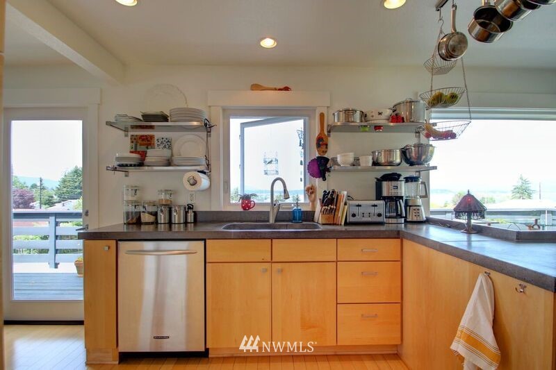 3717 R Avenue Anacortes, WA 98221 - Photo 5 of 25 Gallery Image 5