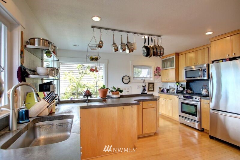 3717 R Avenue Anacortes, WA 98221 - Photo 7 of 25 Gallery Image 7