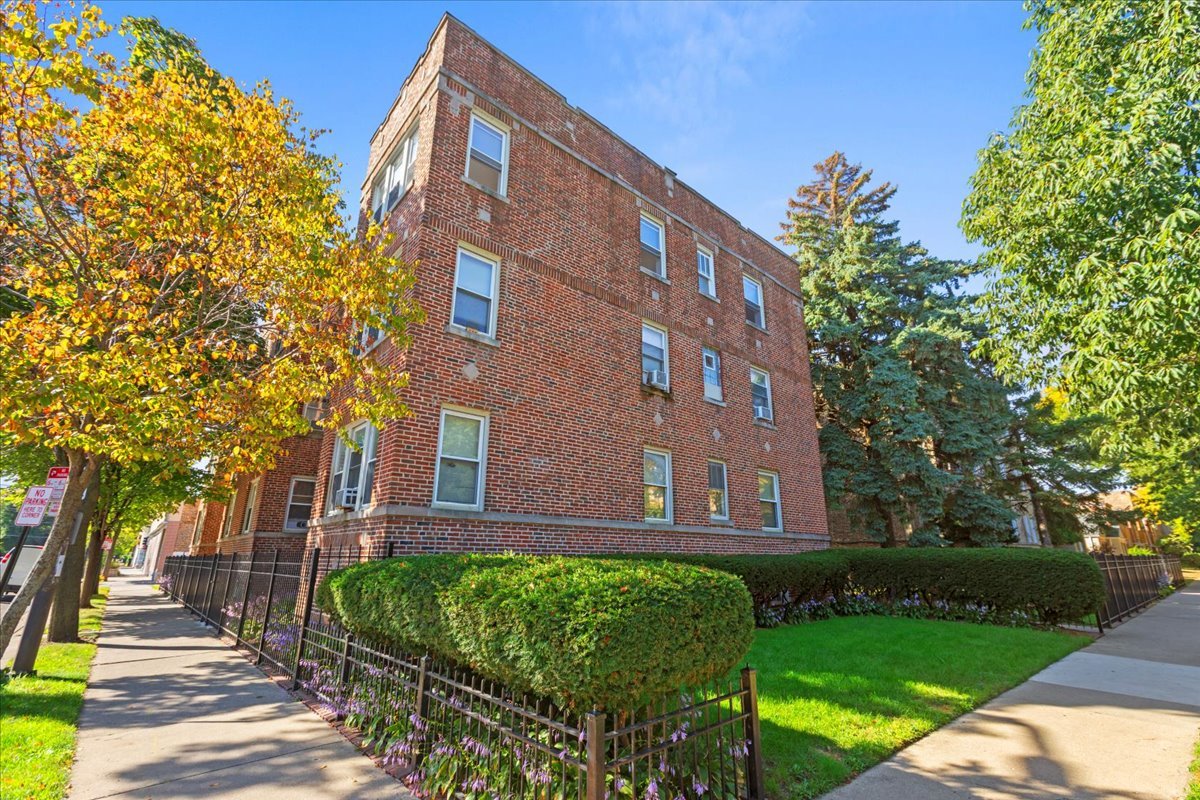 120 Custer Avenue, Unit 3 Evanston, IL 60202 - Photo 14 of 15 a view of a brick building next to a yard