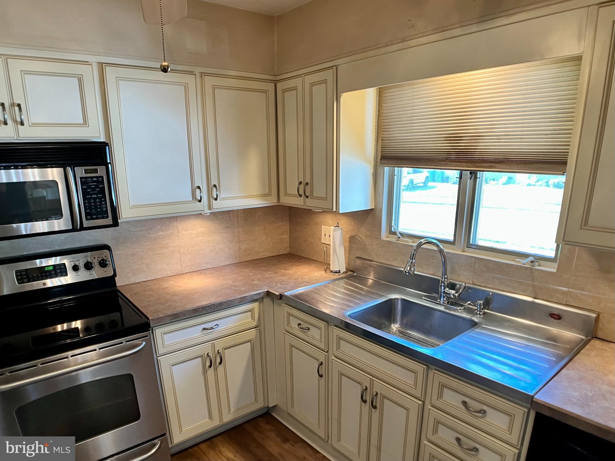 33 Ruby Lane Levittown, PA 19055 - Photo 5 of 28