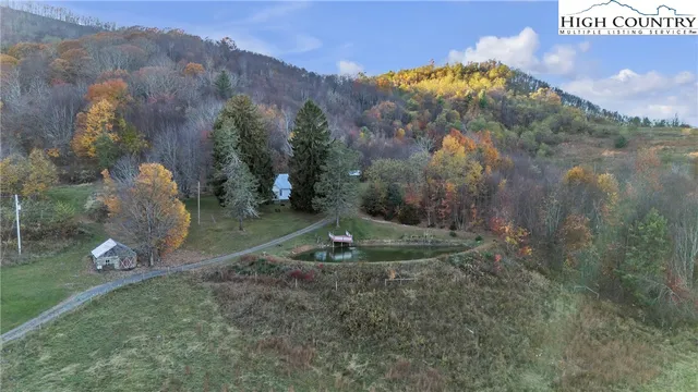 a view of a yard with a house