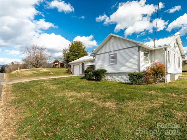 a view of a house with a backyard