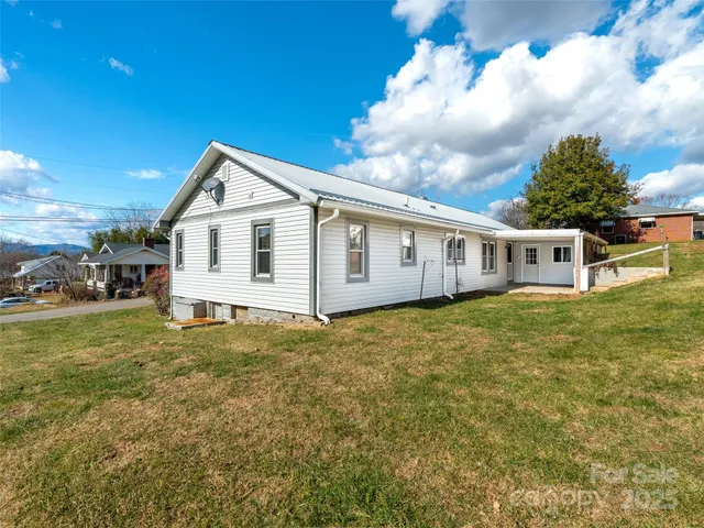 a view of a house with a backyard