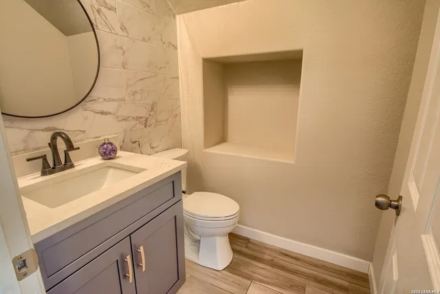 en empty room with windows and ceiling fan