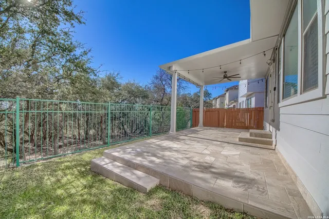 a picture of a bench in the wall