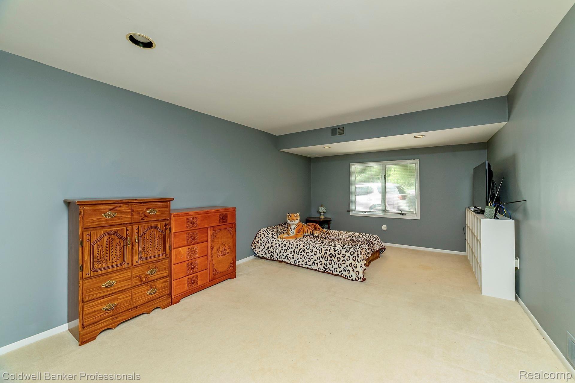 950 East Romeo Road Oakland, MI 48363 - Photo 10 of 36 009-photo-bedroom-7142208.jpg