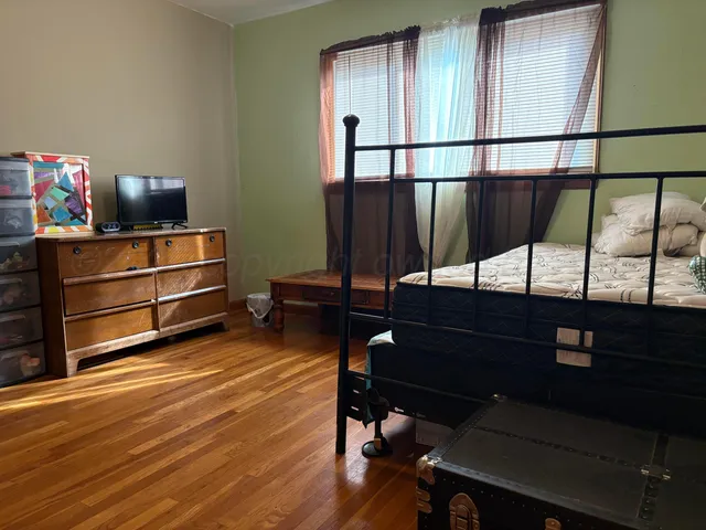 a view of a livingroom with furniture