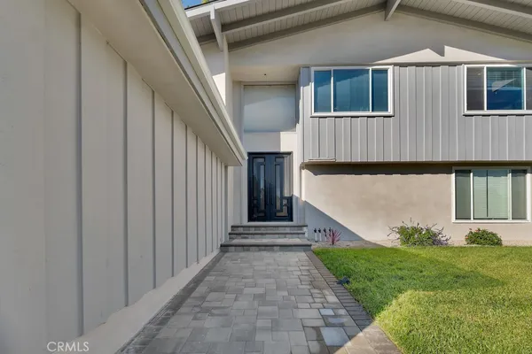 a view of a house with backyard and garden
