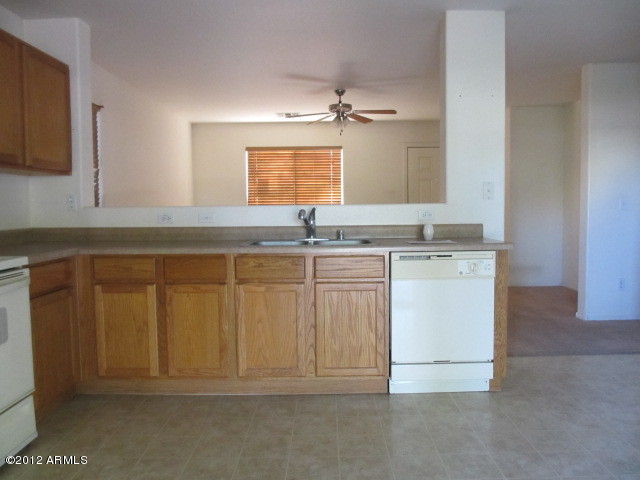 21379 Keystone Drive Maricopa, AZ 85138 - Photo 4 of 24 023-154966-Kitchen (2)
