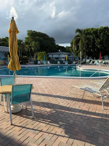 a view of a water fountain in front of building