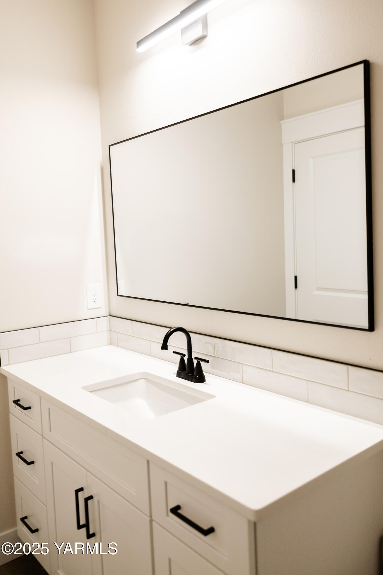 209 Victoria Street Sunnyside, WA 98944 - Photo 22 of 24 a bathroom with a sink and a mirror