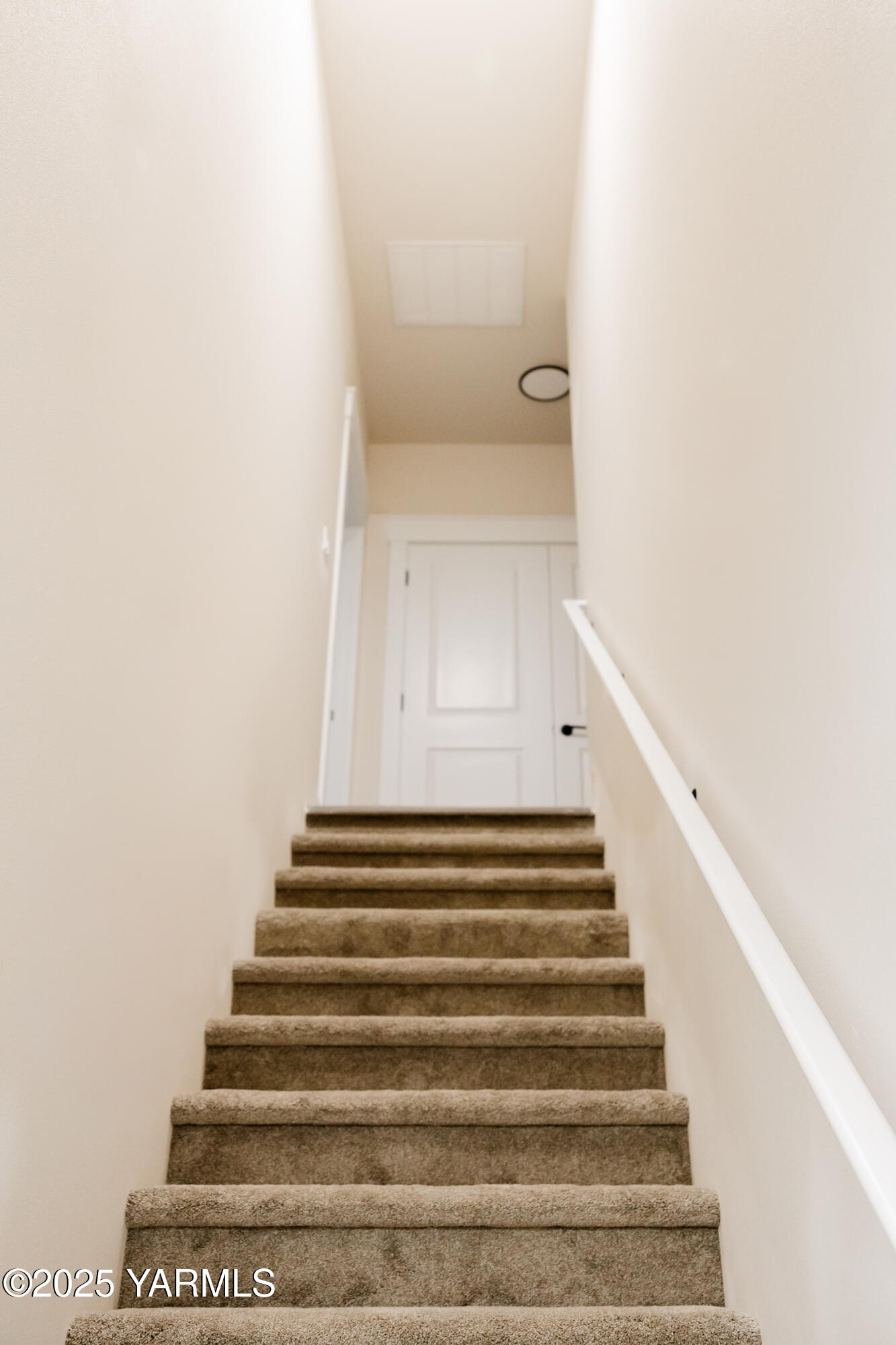 209 Victoria Street Sunnyside, WA 98944 - Photo 7 of 24 a view of entryway