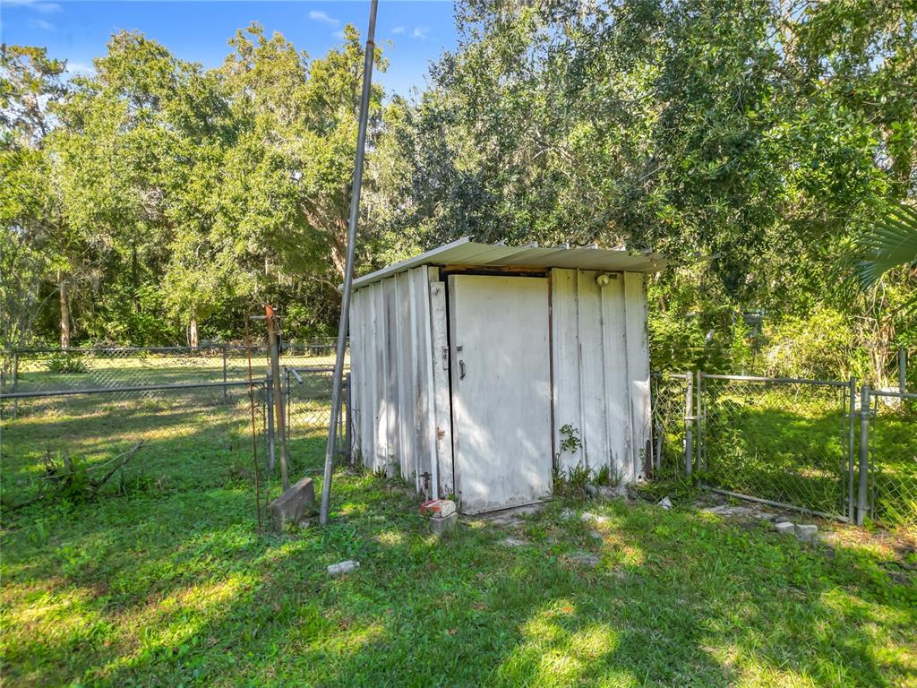7802 Mizell Street Coleman, FL 34785 - Photo 29 of 44 a backyard of a house with lots of green space