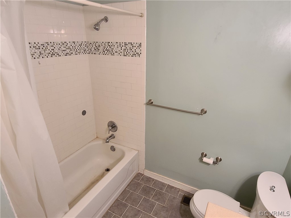 9326 Emmett Road Glen Allen, VA 23060 - Photo 10 of 29 a bathroom with a tub a toilet and a sink