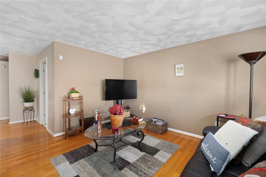 239 Ausdale Road Cranston, RI 02910 - Photo 3 of 20