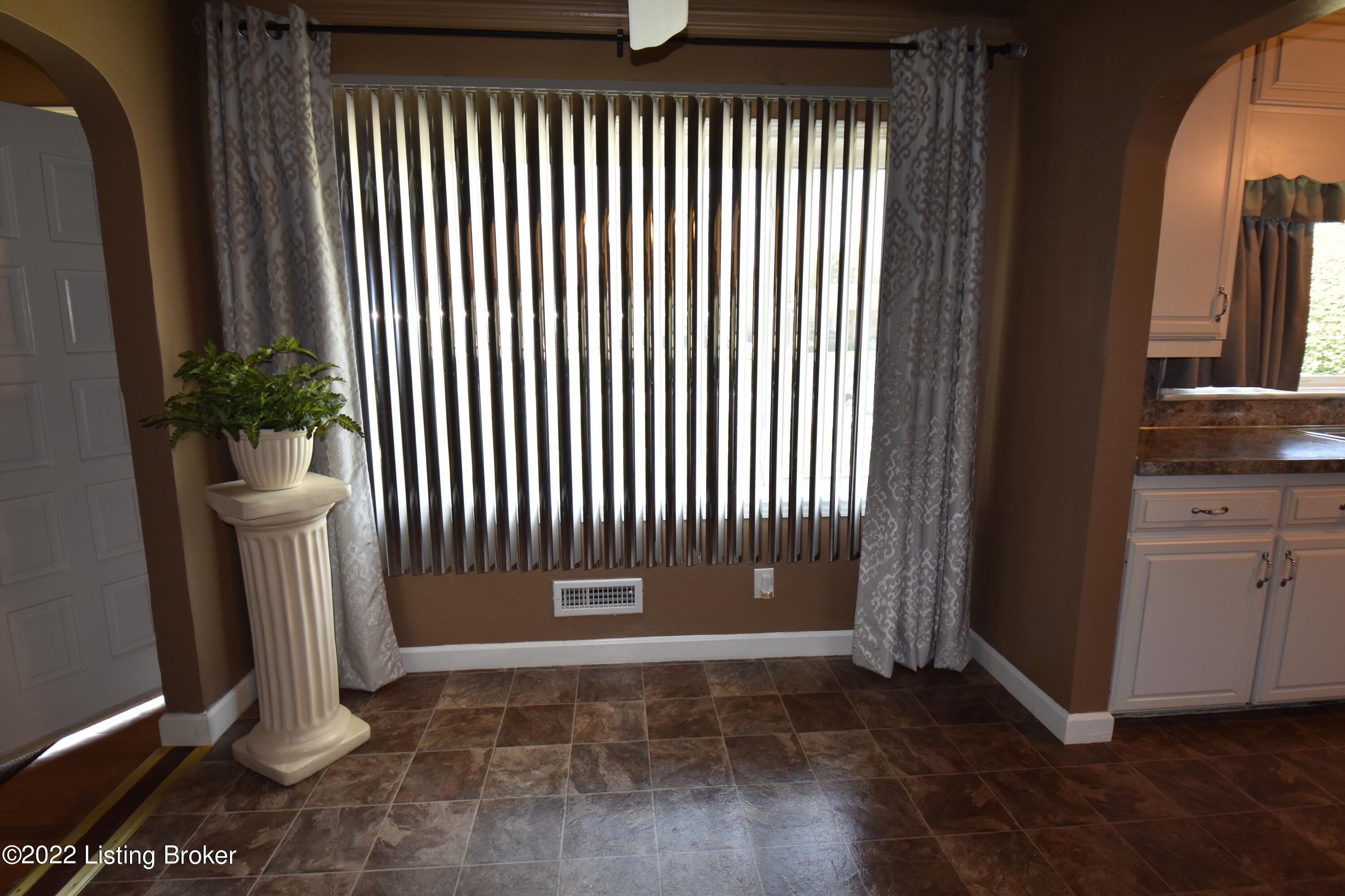 2239 Farnsley Road Louisville, KY 40216 - Photo 6 of 29 DSC_0366