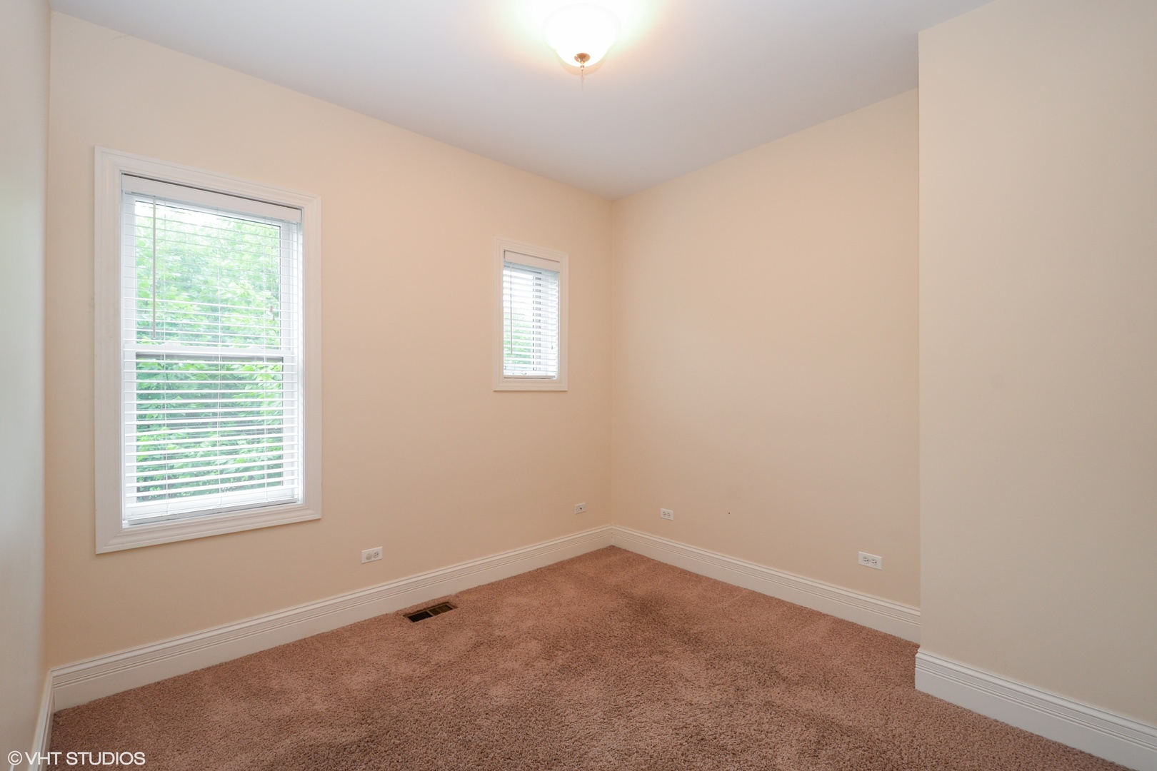 1437 West Fillmore Street Chicago, IL 60607 - Photo 11 of 23 an empty room with a window