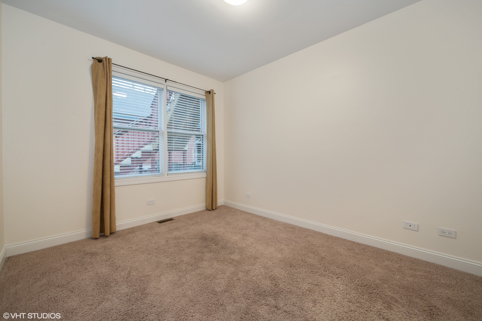 1437 West Fillmore Street Chicago, IL 60607 - Photo 20 of 23 an empty room with windows