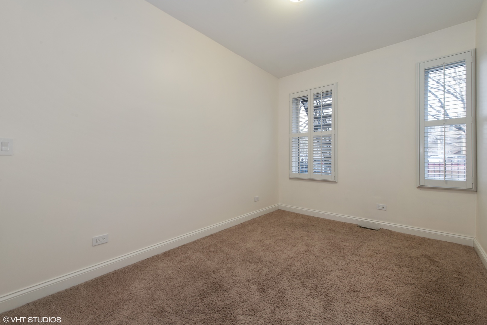 1437 West Fillmore Street Chicago, IL 60607 - Photo 21 of 23 an empty room with windows