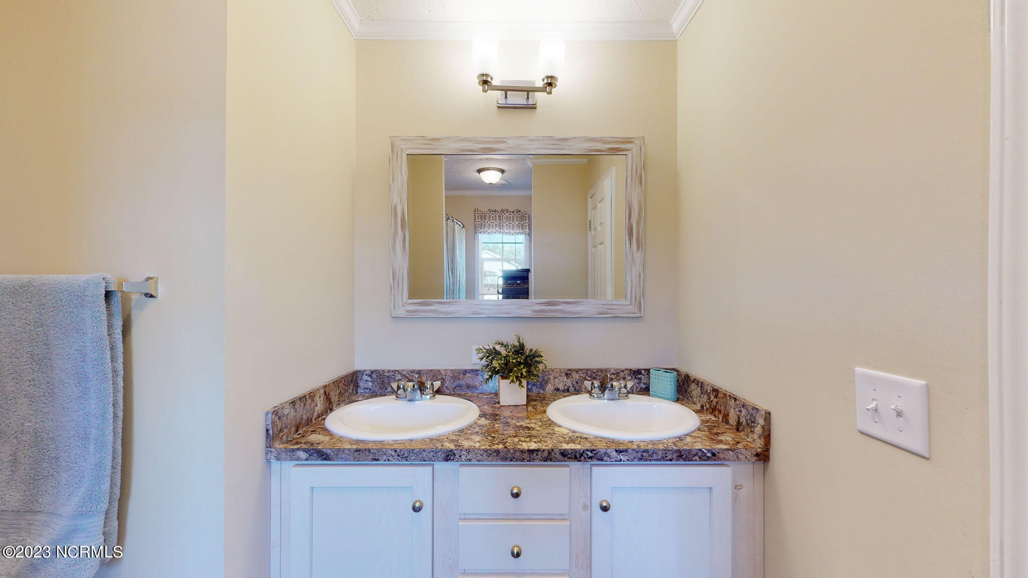 1019 Harkers Island Road Beaufort, NC 28516 - Photo 11 of 37 Primary Bathroom