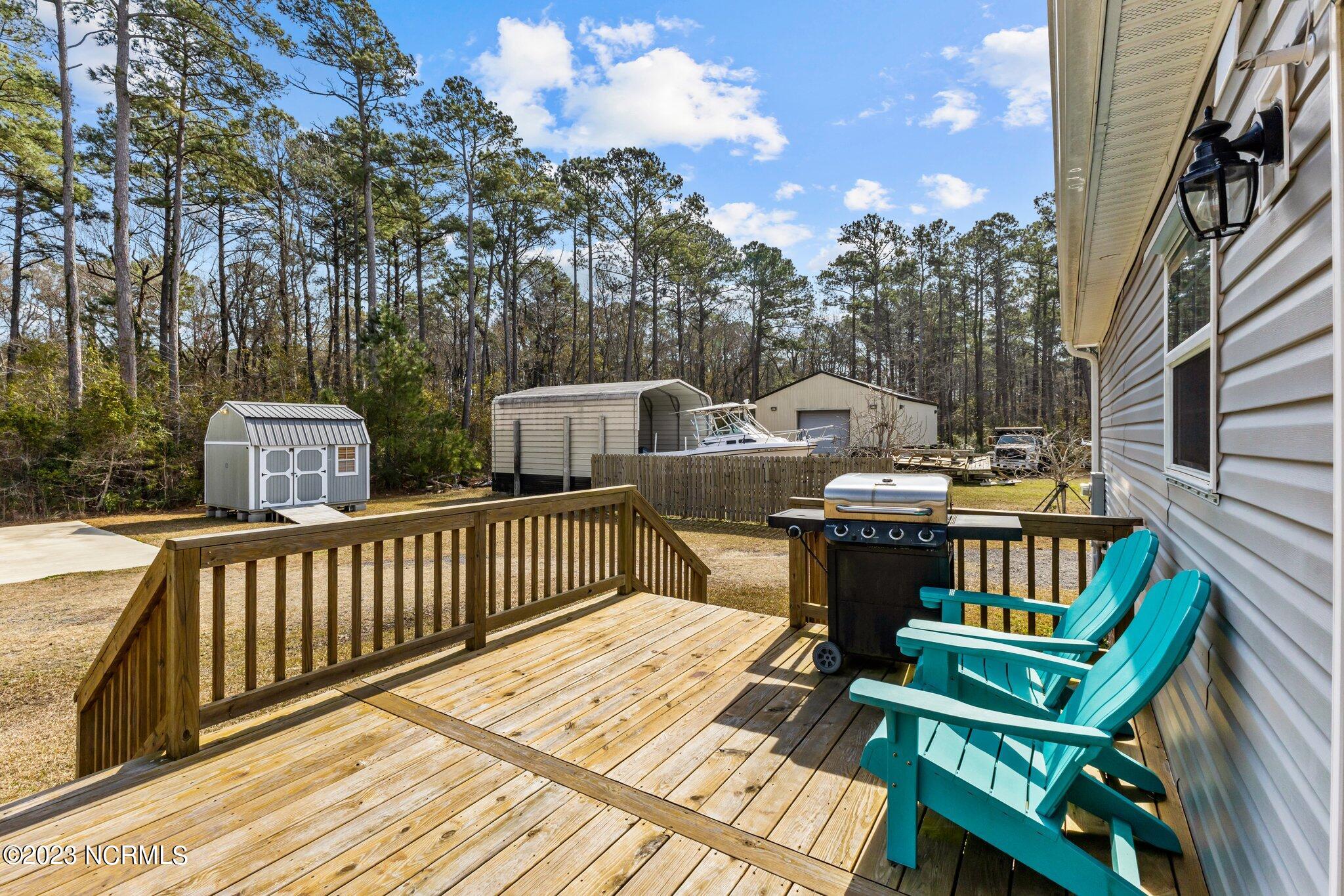 1019 Harkers Island Road Beaufort, NC 28516 - Photo 19 of 37 Deck / Grill Area