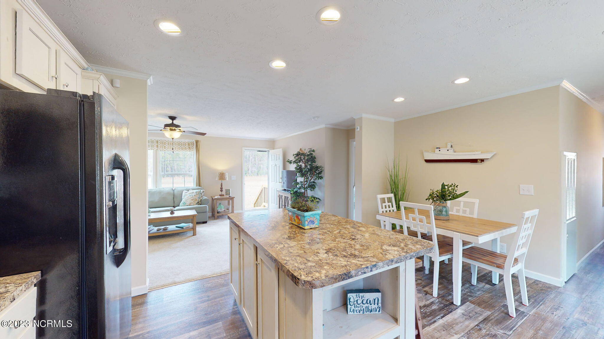 1019 Harkers Island Road Beaufort, NC 28516 - Photo 22 of 37 Kitchen w/bar