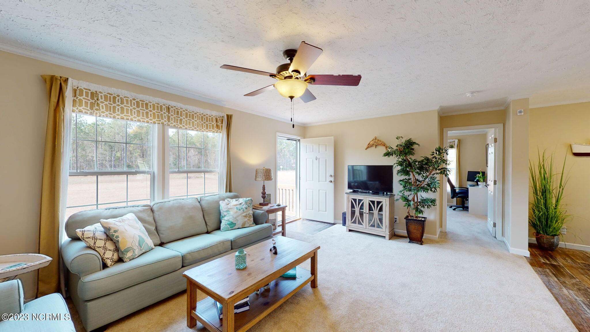 1019 Harkers Island Road Beaufort, NC 28516 - Photo 5 of 37 Living Room