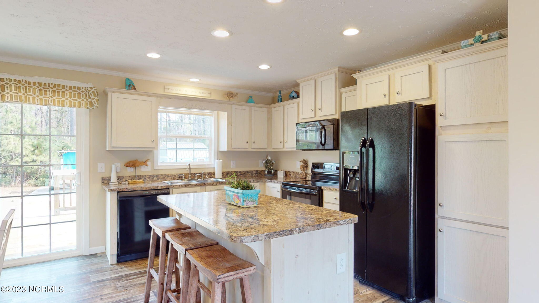 1019 Harkers Island Road Beaufort, NC 28516 - Photo 7 of 37 Kitchen
