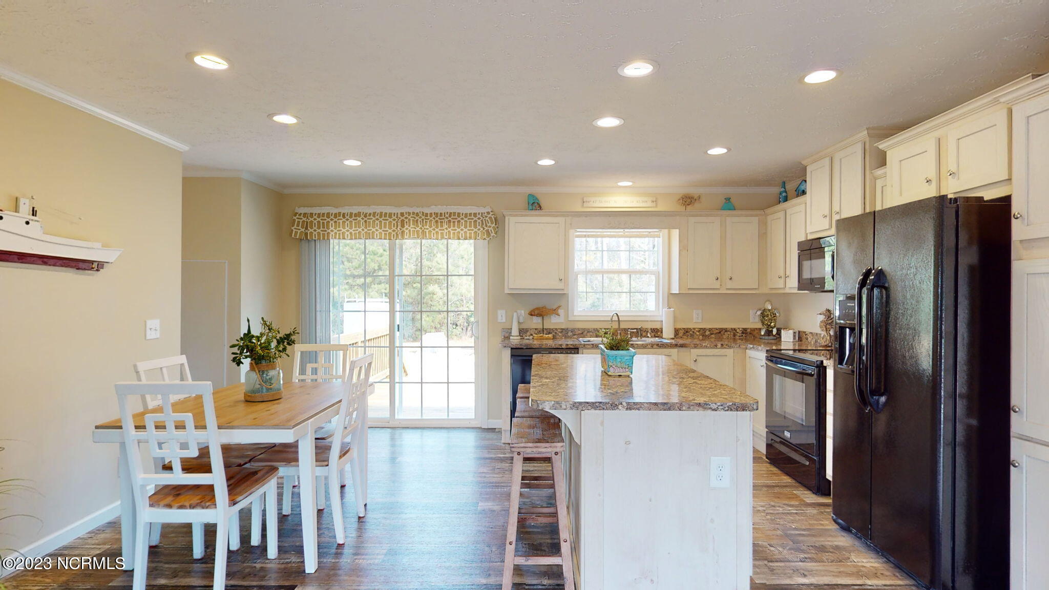 1019 Harkers Island Road Beaufort, NC 28516 - Photo 8 of 37 Dining Room/Kitchen