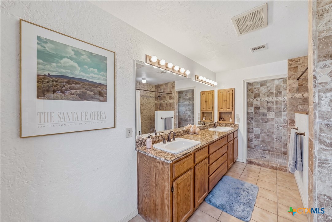4874 Old Lehmann Road Kingsbury, TX 78638 - Photo 33 of 48 Upstairs full bathroom