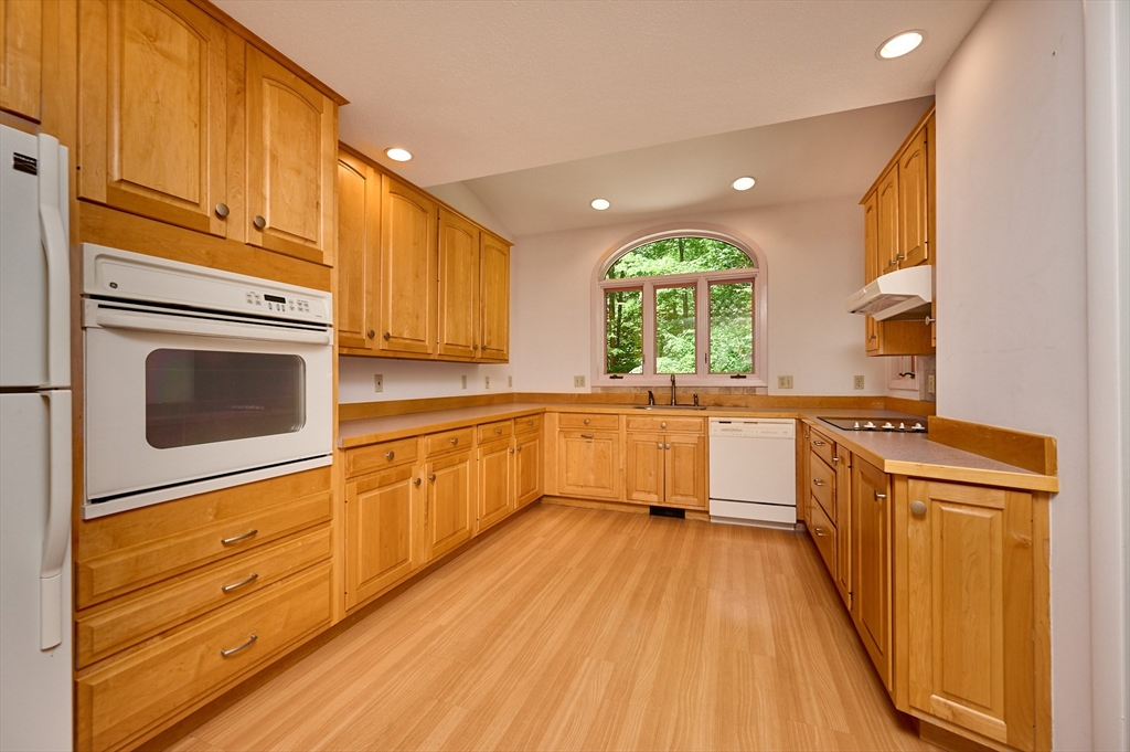 15 Red Fox Lane Amherst, MA 01002 - Photo 9 of 38