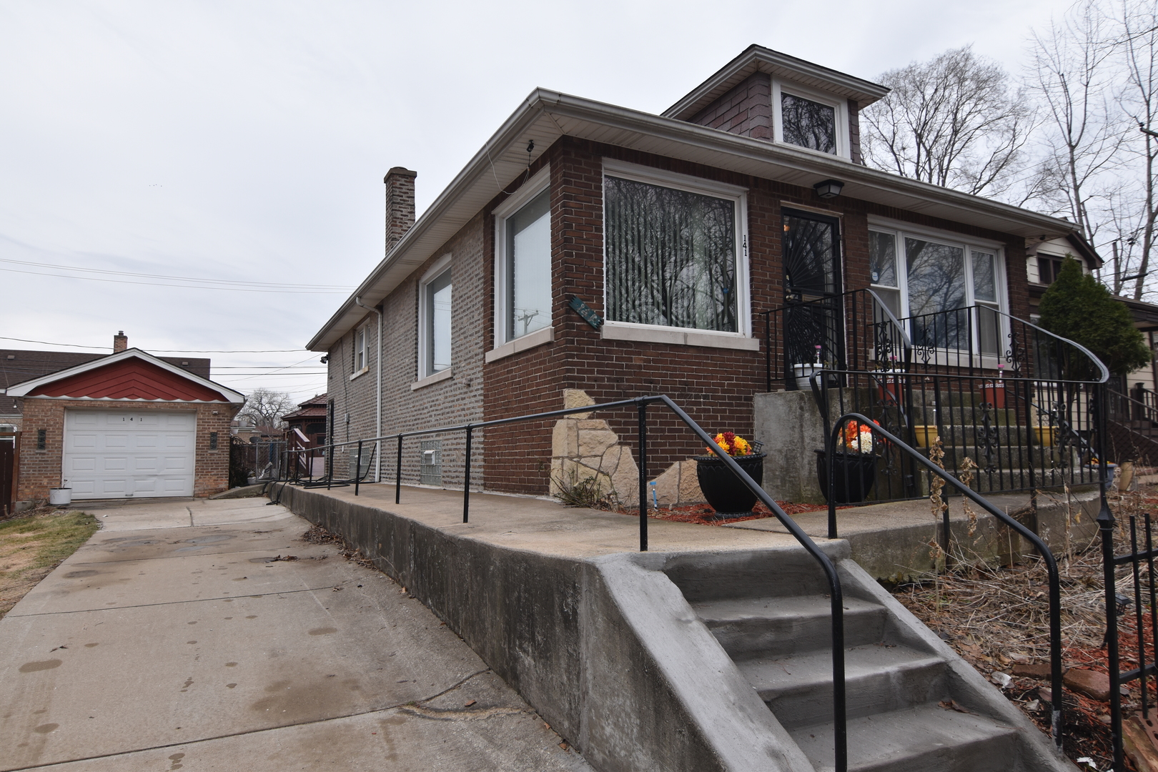 a view of a house with backyard and deck
