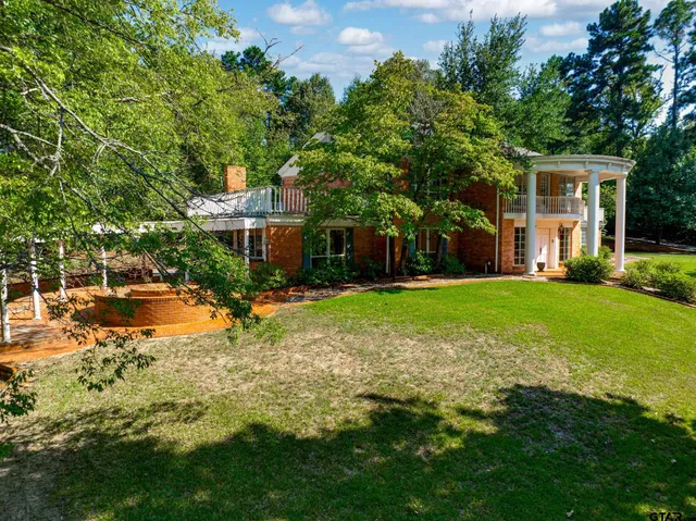 a view of a house with backyard