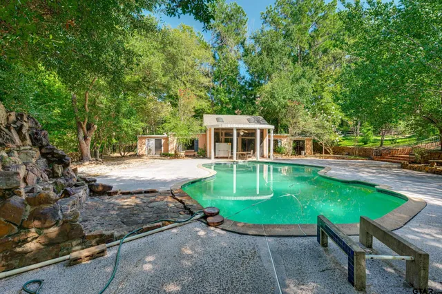 a view of a house with yard and porch
