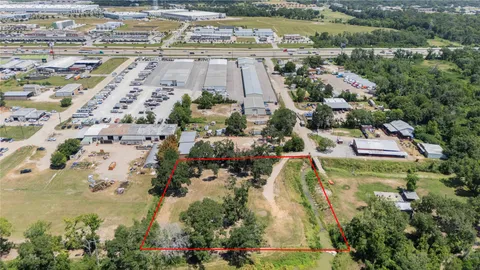 a view of yard with green space