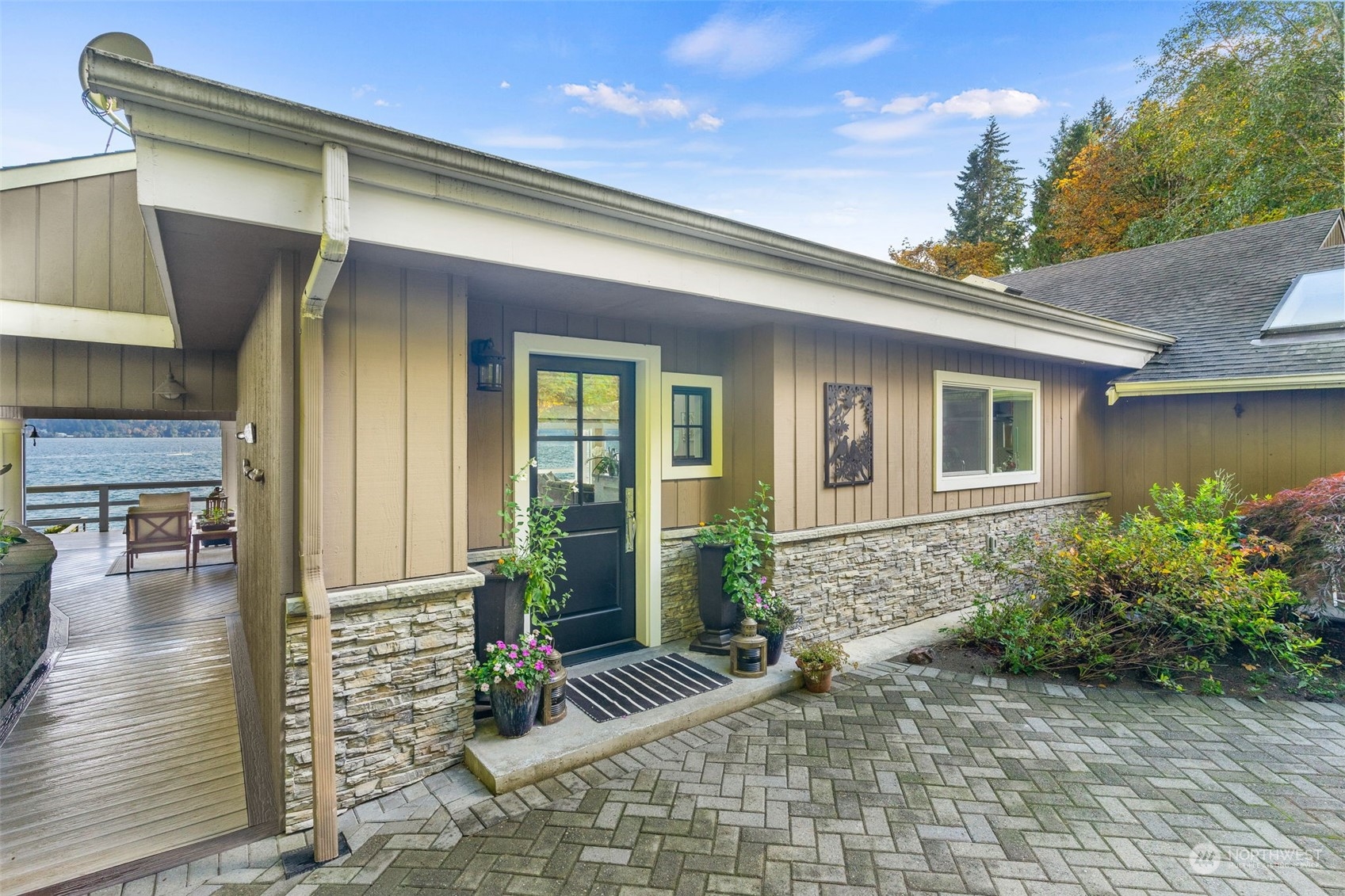 4154 Cooper Point Road Northwest Olympia, WA 98502 - Photo 6 of 40 a front view of a house with garden