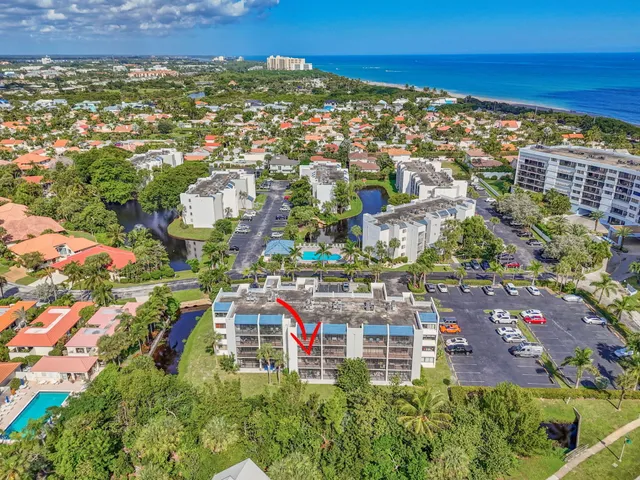 a picture of a wall with a white wall